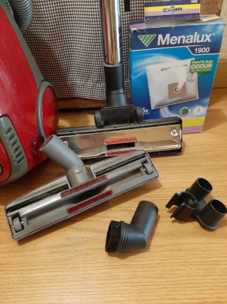 Aspiradora Tornado 1400W con accesorios