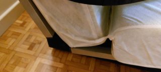 Sofá cama con colcha de estampado floral