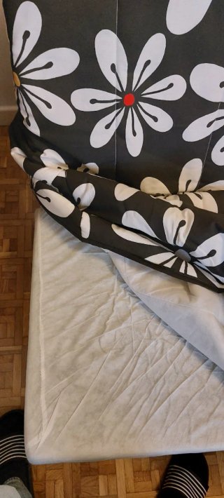 Sofá cama con colcha de estampado floral