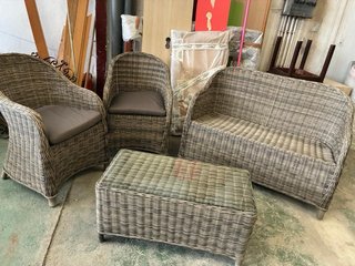 Conjunto Exterior: 2 Sillas, Sofá y Mesa Ratán