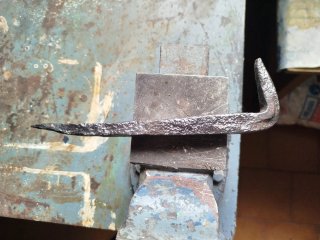 Clavo antiguo forjado a mano