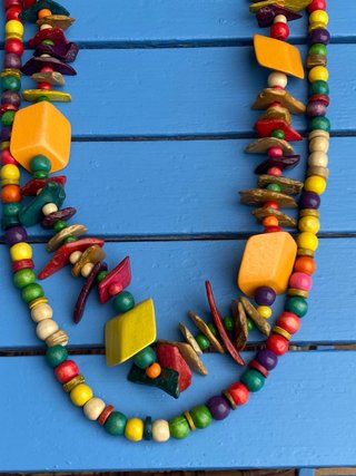 Collar de cuentas de madera multicolor