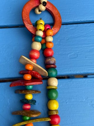 Collar de cuentas de madera multicolor