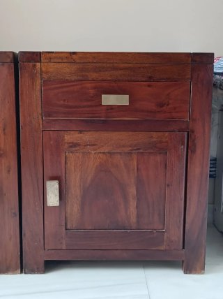 Mesitas de noche y cajoneras de madera y metal