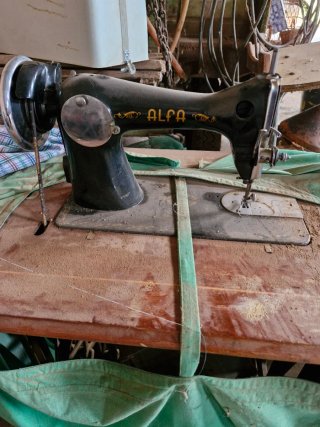 Máquina de coser Alfa antigua