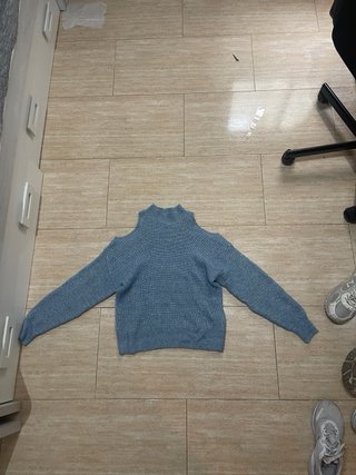 Jersey azul de punto con hombros descubiertos