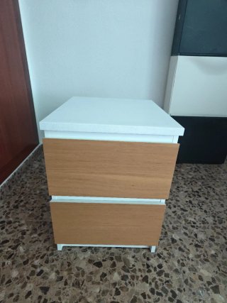 Mesita de noche blanca y madera