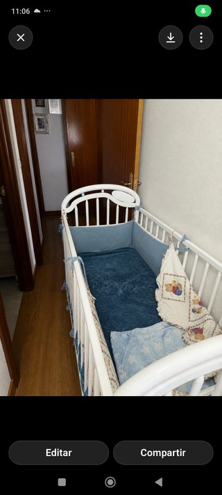 Cuna madera blanca ideal para habitación infantil.