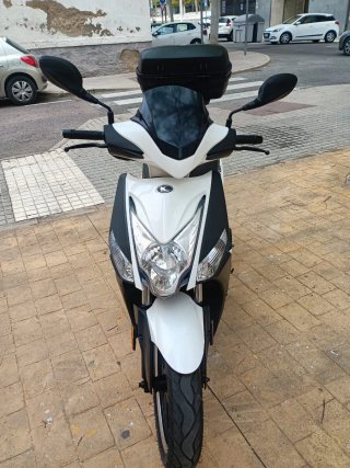 Kymco Agility 125cc Scooter Negra y Blanca