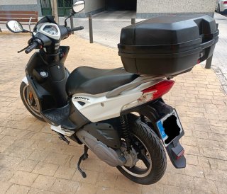 Kymco Agility 125cc Scooter Negra y Blanca
