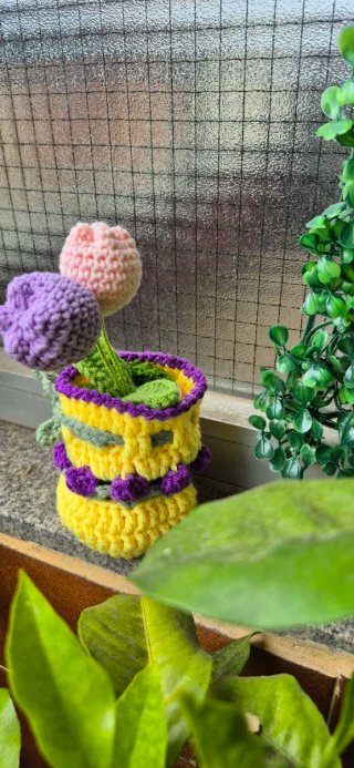 Tulipanes y maceta de crochet rosa y morado.