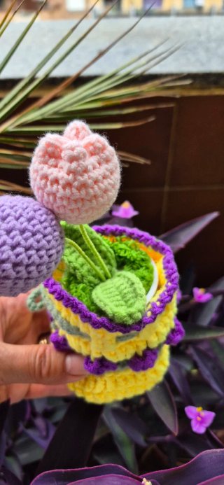 Tulipanes y maceta de crochet rosa y morado.