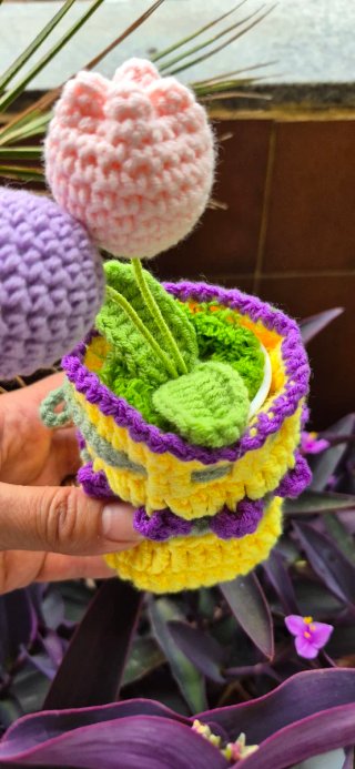 Tulipanes y maceta de crochet rosa y morado.