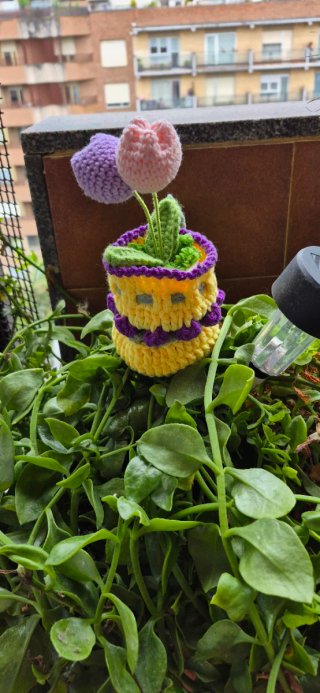 Tulipanes y maceta de crochet rosa y morado.