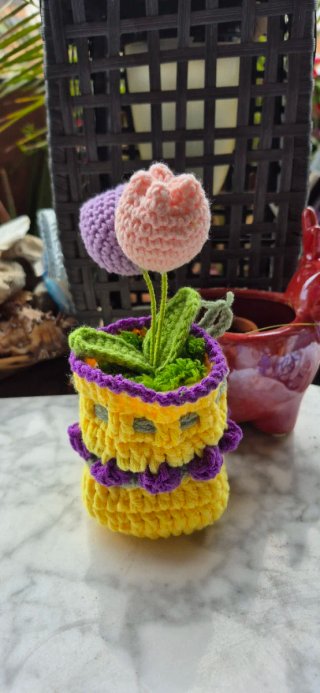 Tulipanes y maceta de crochet rosa y morado.