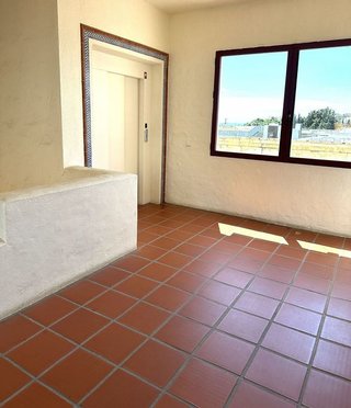 Oficina en venta en Nueva Andalucía centro en Marbella