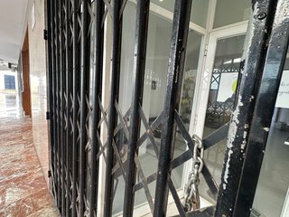 Barrera de seguridad extensible con cerradura