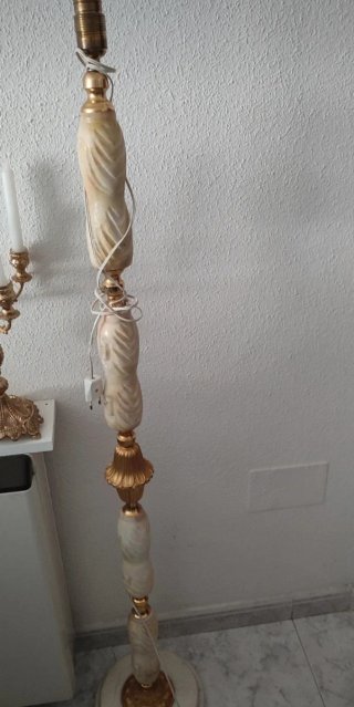 Lámpara de pie vintage beige y dorada