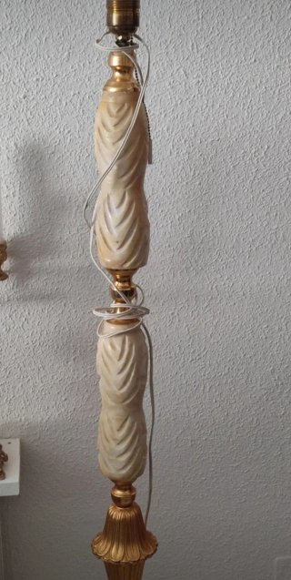 Lámpara de pie vintage beige y dorada