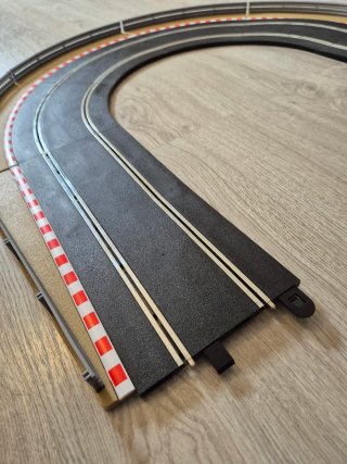 Scalextric Curva Completa con pianos y Vallas