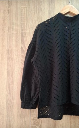 Blusa negra bordado chevron mangas globo Shein TXL