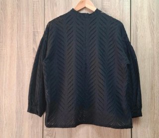 Blusa negra bordado chevron mangas globo Shein TXL