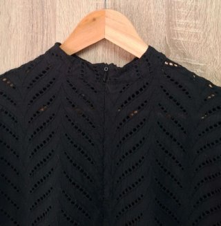Blusa negra bordado chevron mangas globo Shein TXL