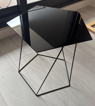 Mesa auxiliar cristal negro diseño geométrico