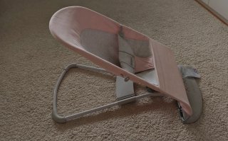 Hamaca Babybjörn con funda rosa