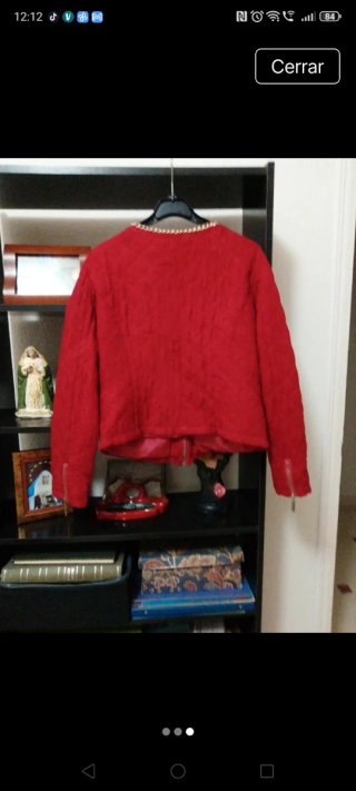 Chaqueta roja con cadena dorada
