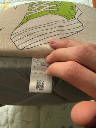Cama para mascotas con estampado de zapatillas