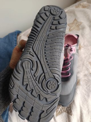 Zapatillas deportivas grises y rosas