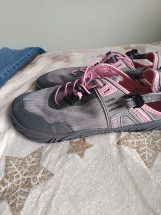 Zapatillas deportivas grises y rosas