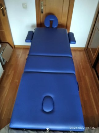 Camilla de masajes portátil azul.