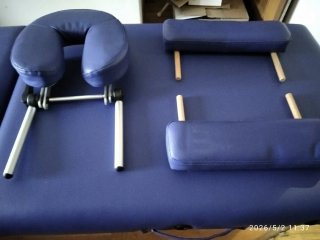 Camilla de masajes portátil azul.