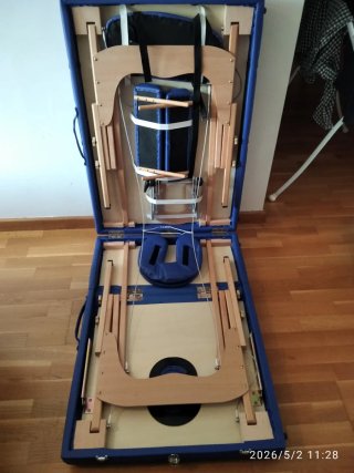 Camilla de masajes portátil azul.