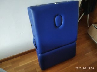 Camilla de masajes portátil azul.