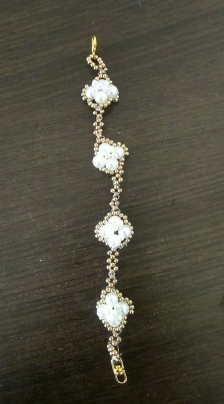 Pulsera artesanal perlas y oro
