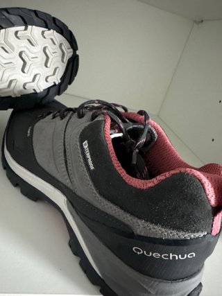 Zapatos de montaña negros y grises