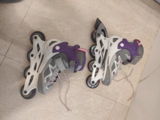Patines en línea morados y grises