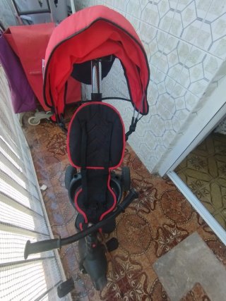 Triciclo infantil rojo y negro