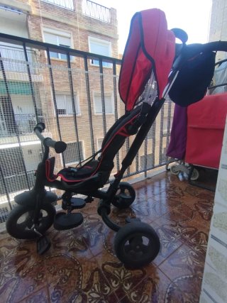Triciclo infantil rojo y negro