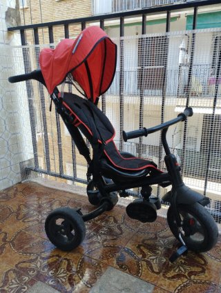 Triciclo infantil rojo y negro