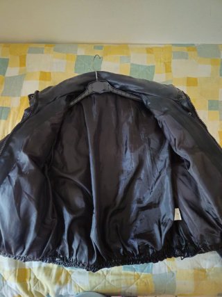 Giubbotto donna nero effetto pelle crop imbottito