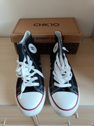 Zapatillas Chika10 Negras y Blancas.