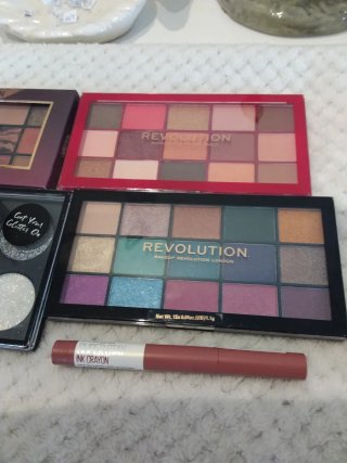 Paletas Technic, Revolution + regalo Maybelline