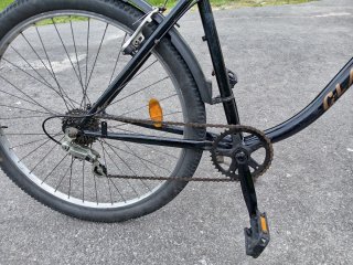 Bicicleta paseo clásica negra tipo holandesa.