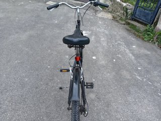 Bicicleta paseo clásica negra tipo holandesa.