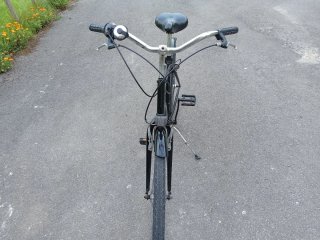 Bicicleta paseo clásica negra tipo holandesa.