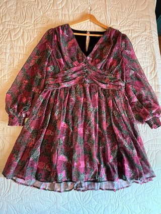 Vestido floral rosa y verde